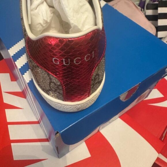 Gucci Ace GG Supreme sneaker with bees - Picture 2 of 10